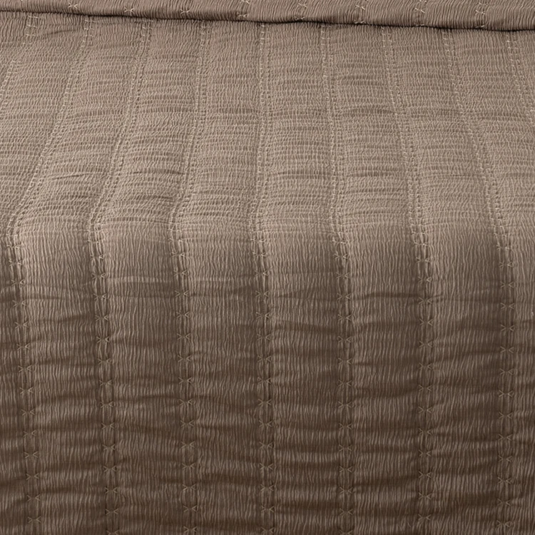 Jeté de lit matelassé à l'aspect naturellement froissé