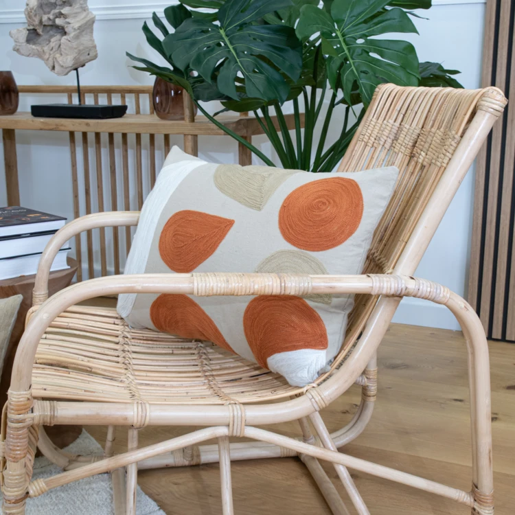 Coussin brodé motif abstrait