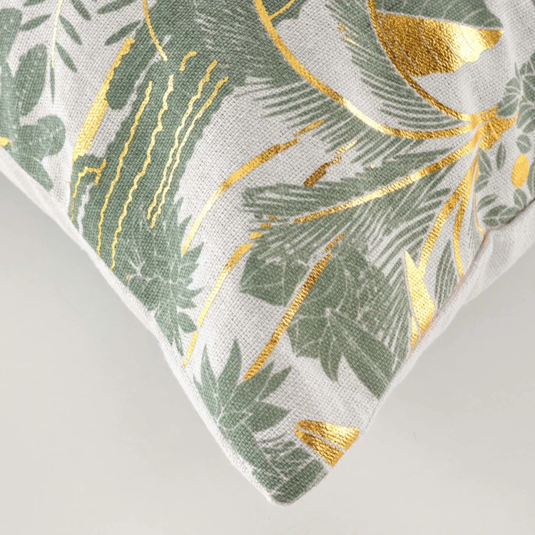 Coussin vert imprimé doré