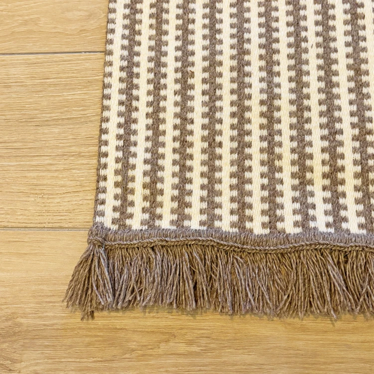 Tappeto in lana e cotone con motivo grafico a righe