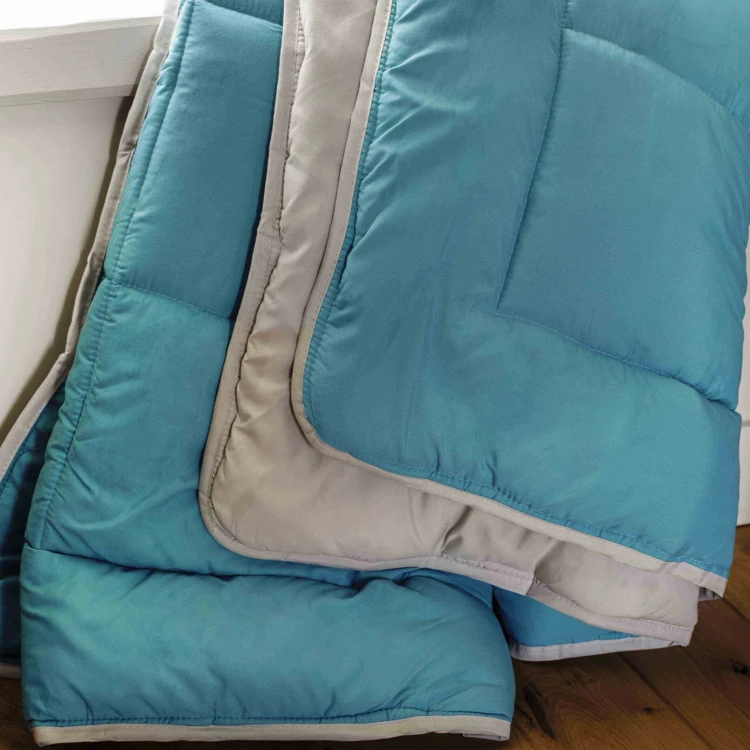 Couette légère réversible bicolore en microfibre 200 gr/m²