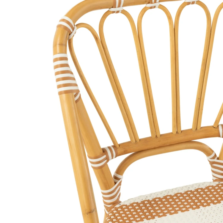 Chaise en rotin extérieure à rayures