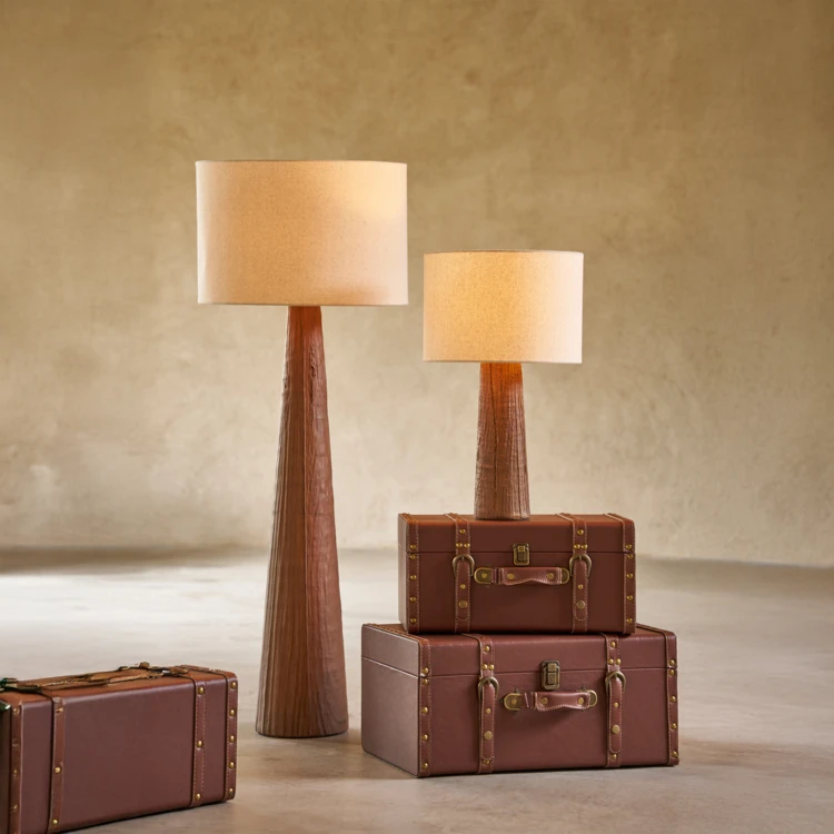 Lampe à poser en poterie avec pied effet bois