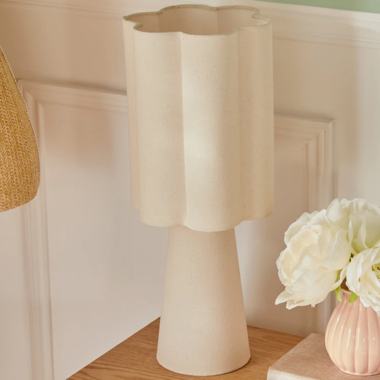 Lampe à poser design avec abat-jour ondulé