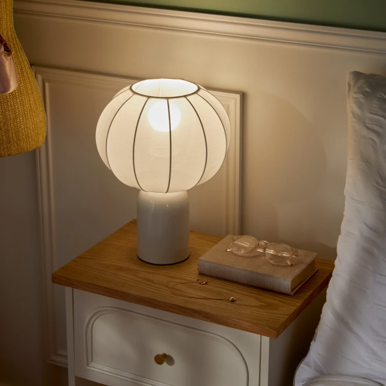 Lampe à poser en acier design moderne