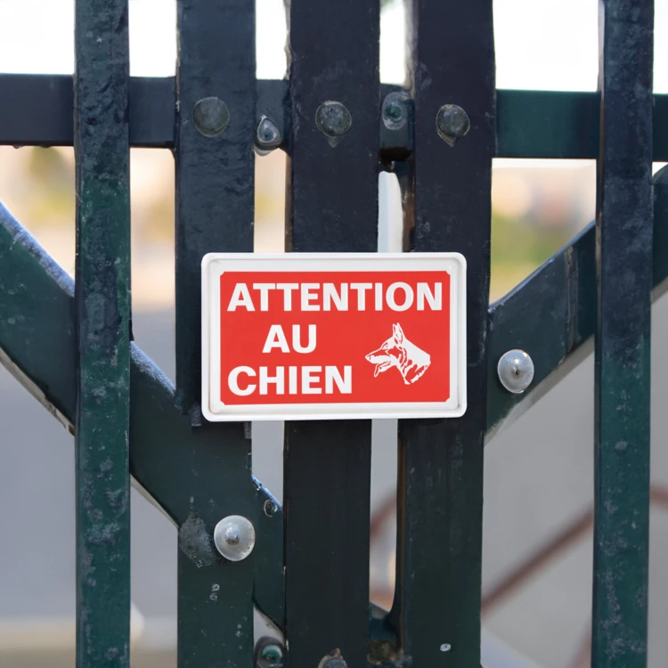 Plaque en métal "ATTENTION AU CHIEN"