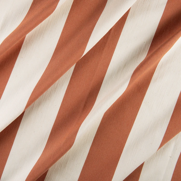 Coussin décoratif à rayures bicolores au rendu satiné