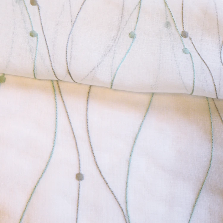 Bestickter Voile mit Wellen- und Punktmuster