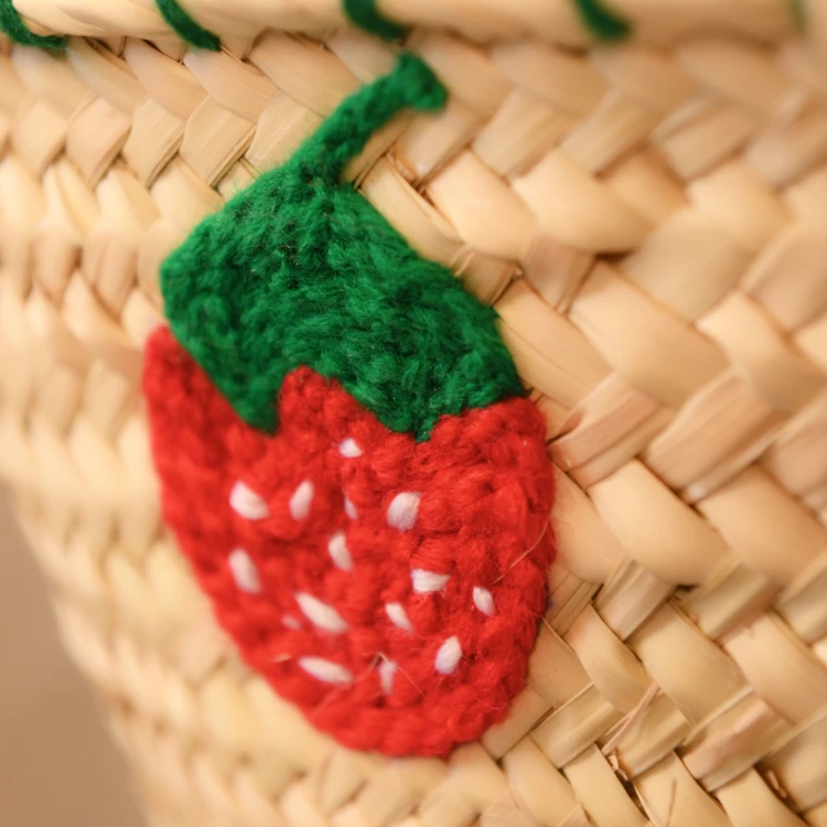 Cestino di fragole ricamato