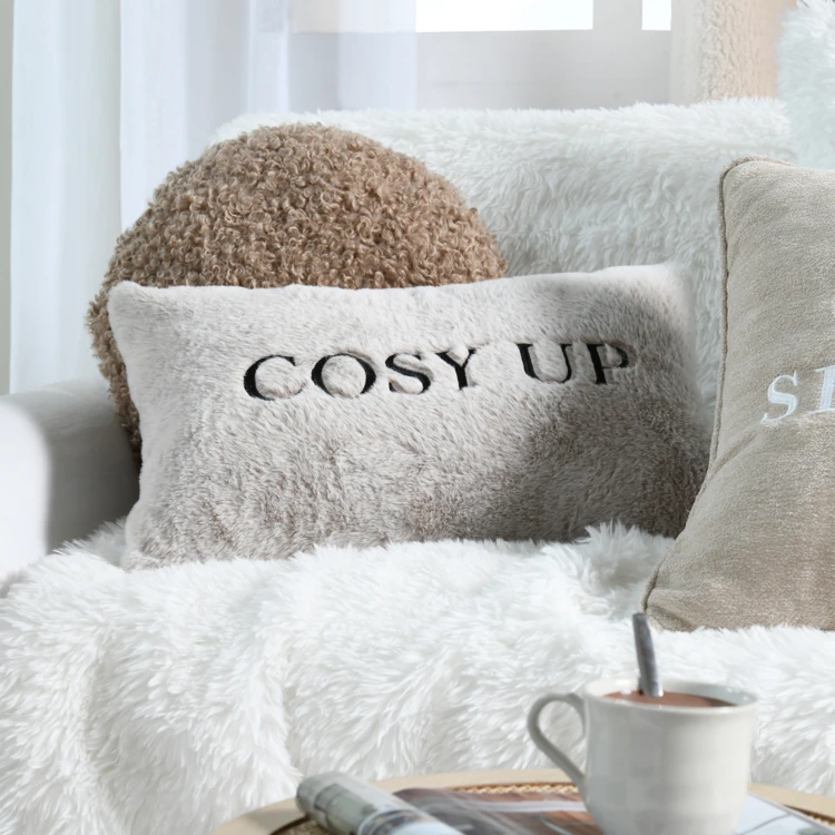 Coussin décoratif toucher fourrure avec message brodé "Cosy up"