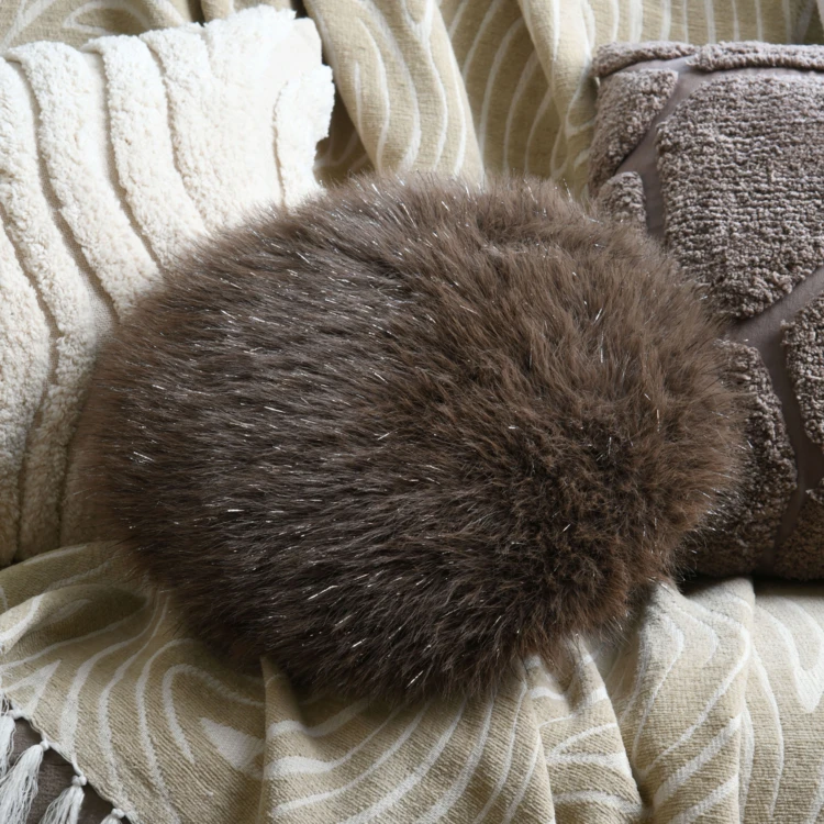 Coussin rond à poils longs