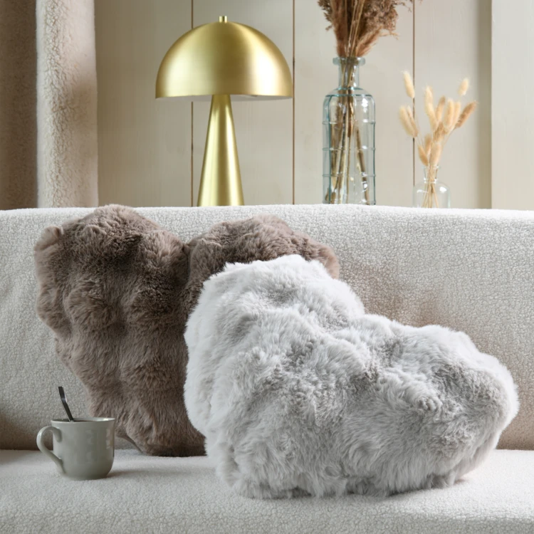 Coussin décoratif cœur en fausse fourrure