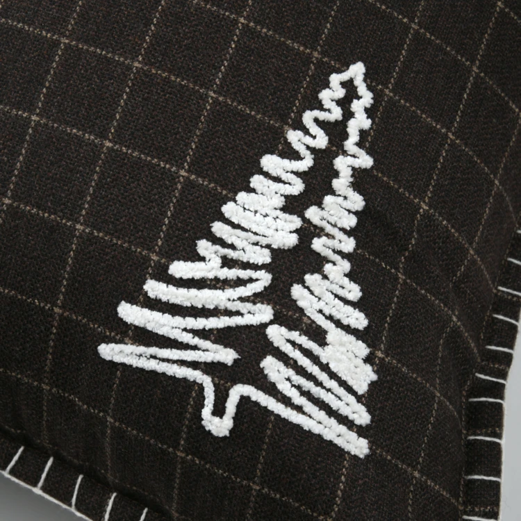 Coussin décoratif carré à carreaux et motif sapin