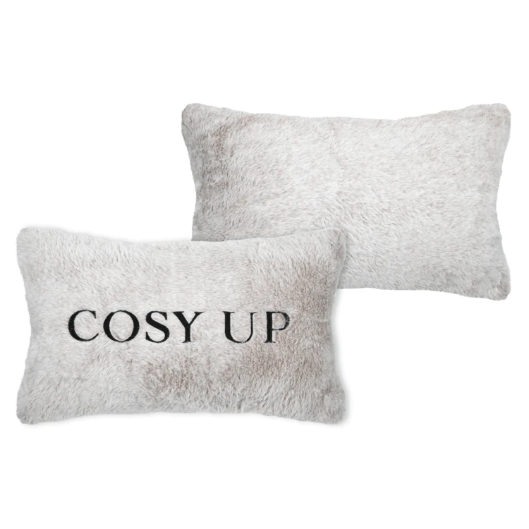 Coussin décoratif toucher fourrure avec message brodé "Cosy up"