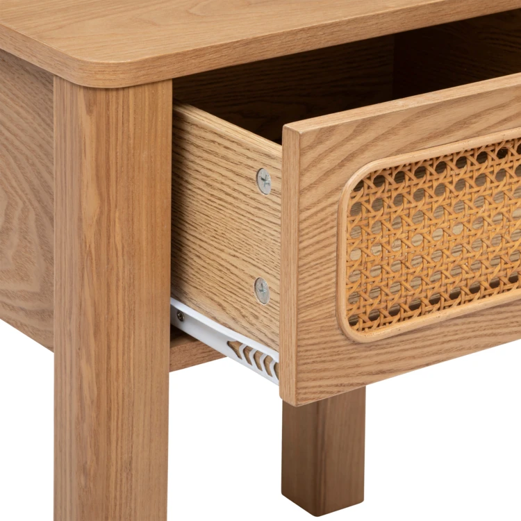 Nachttisch aus Holz mit einer Schublade mit Rattanverkleidung