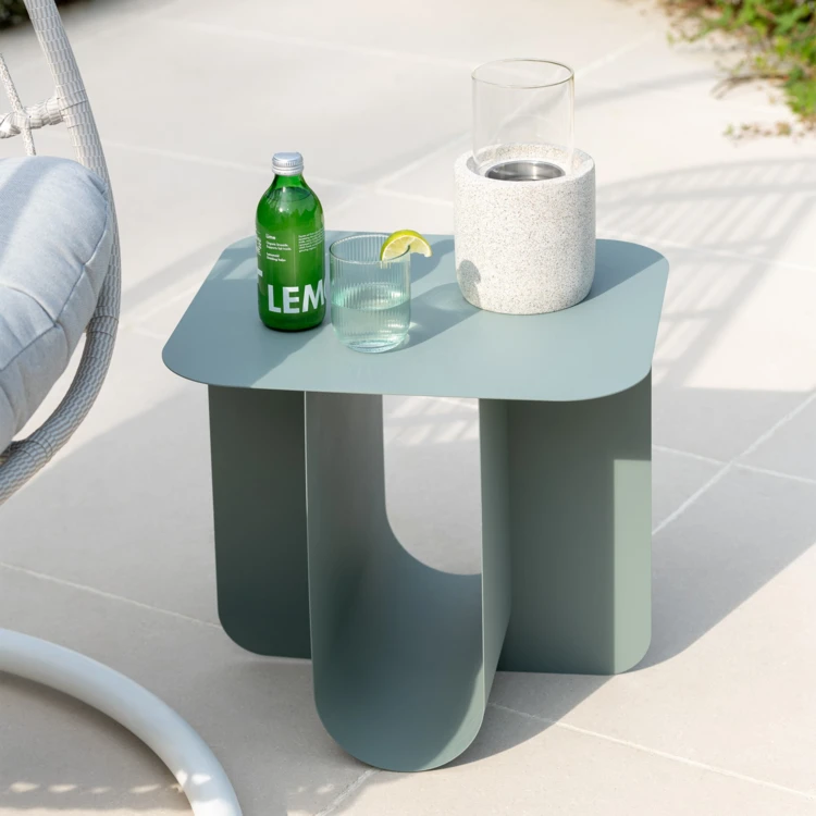 Table basse design contemporain en métal
