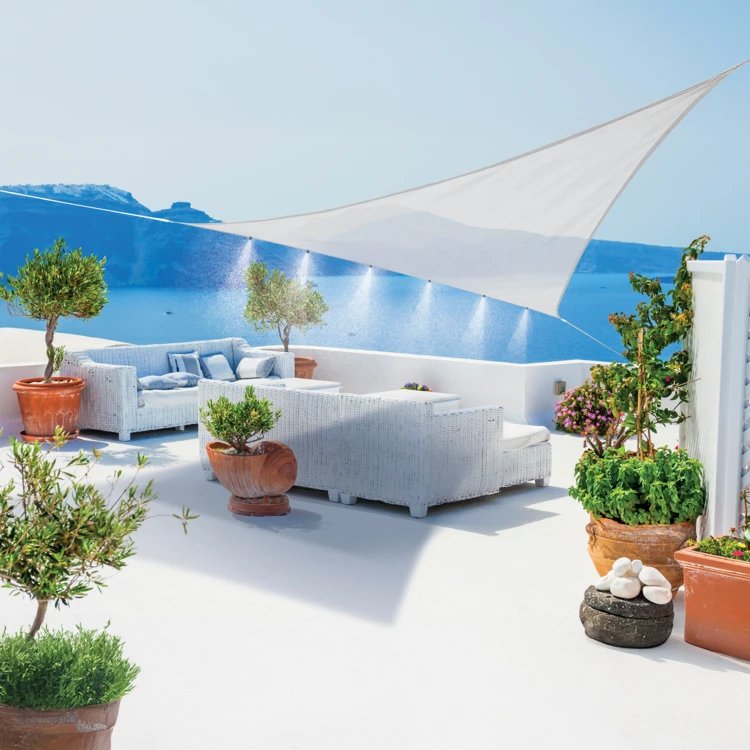 Vela de sombra triangular con sistema de nebulización integrado