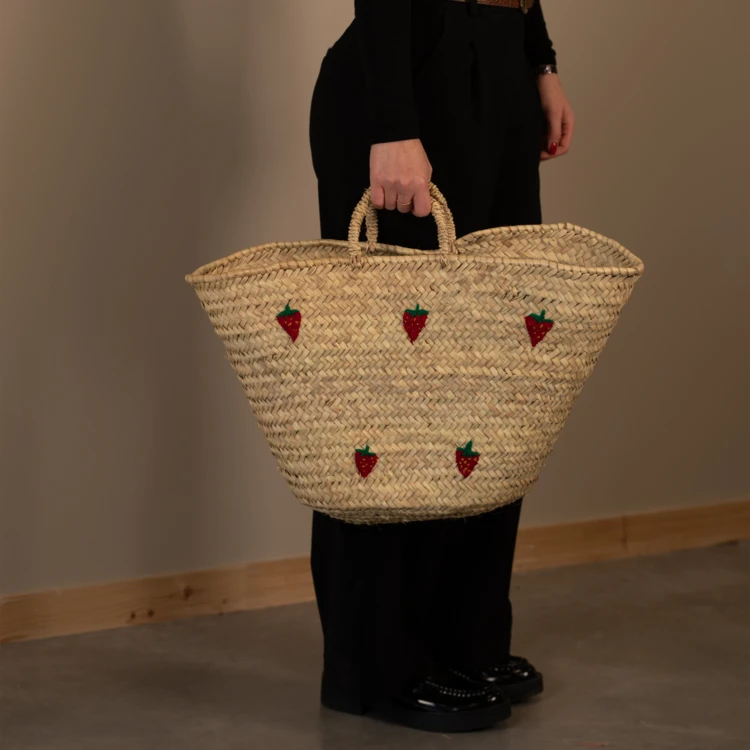 Naturkorb handbestickt mit roten und grünen Erdbeeren aus Wolle
