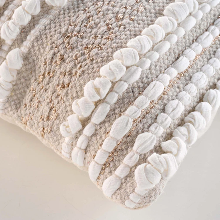 Coussin déhoussable en polycoton avec broderies et fils métallisés