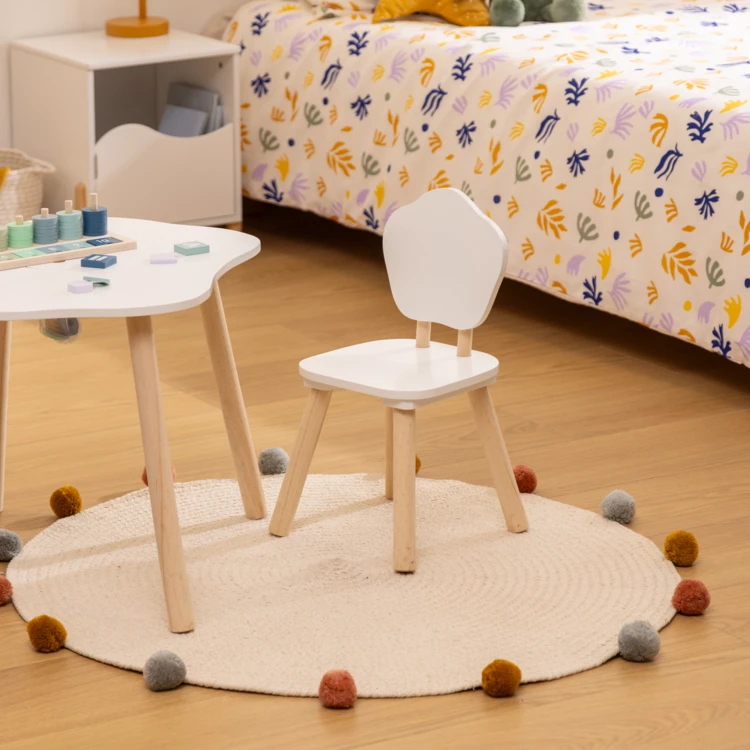 Table enfant forme organique avec pieds en bois