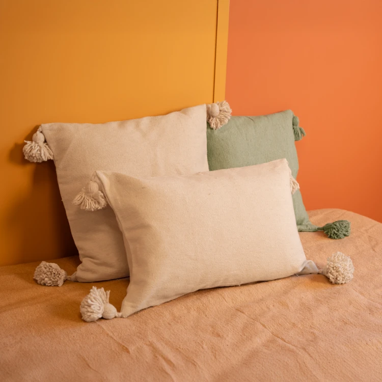 Housse de coussin en laine à pompons