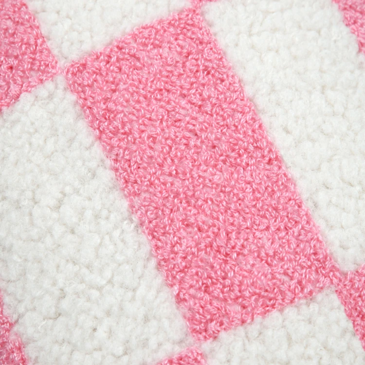 Coussin rectangulaire en bouclette à motif damier