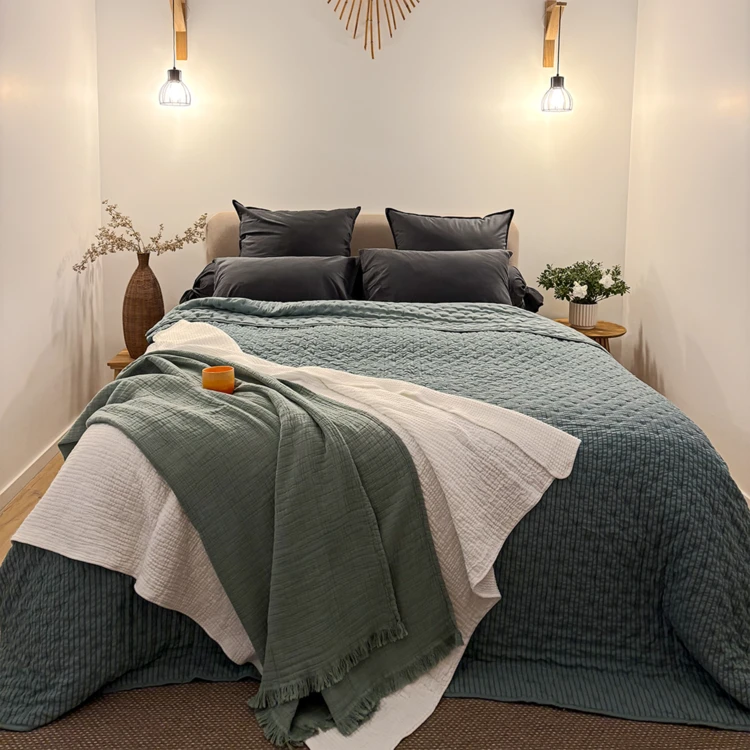 Edredon ou jeté de lit matelassé microfibre