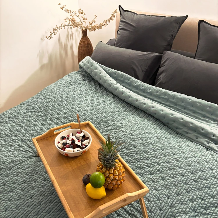 Edredon ou jeté de lit matelassé microfibre