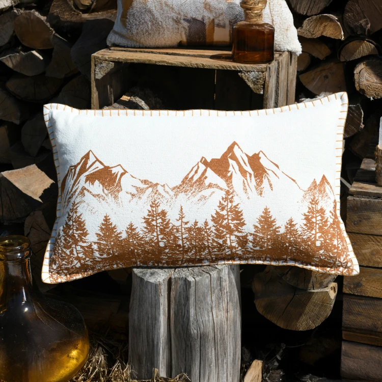 Dekokissen aus Baumwolle mit Berg- und Waldmotiv