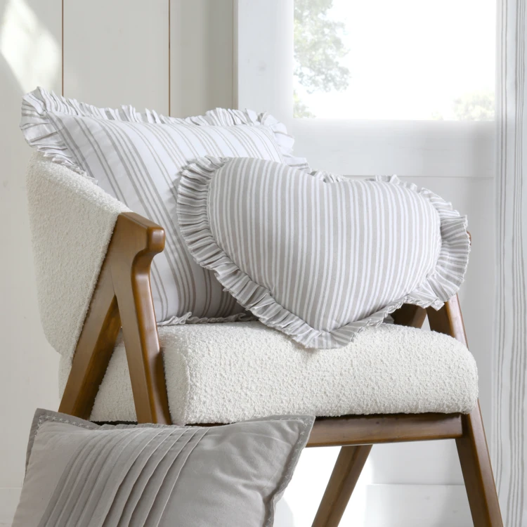 Coussin décoratif romantique en forme de coeur