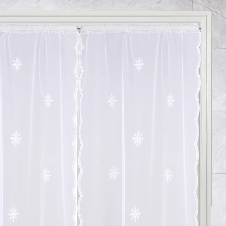 Par de cortinas blancas con motivo de copos de nieve