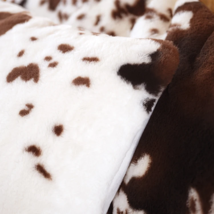 Coussin garni à motif peau de vache et dos en velours
