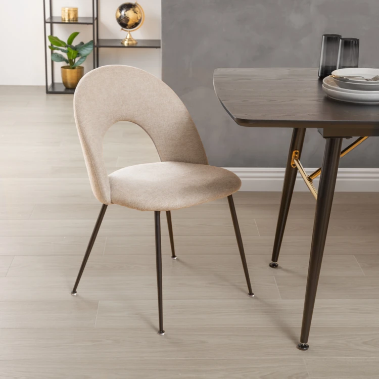 Silla de tela con respaldo calado y patas de metal
