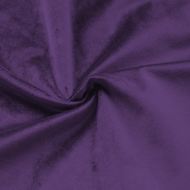Ein einfarbiger samtiger Vorhang aus Filz