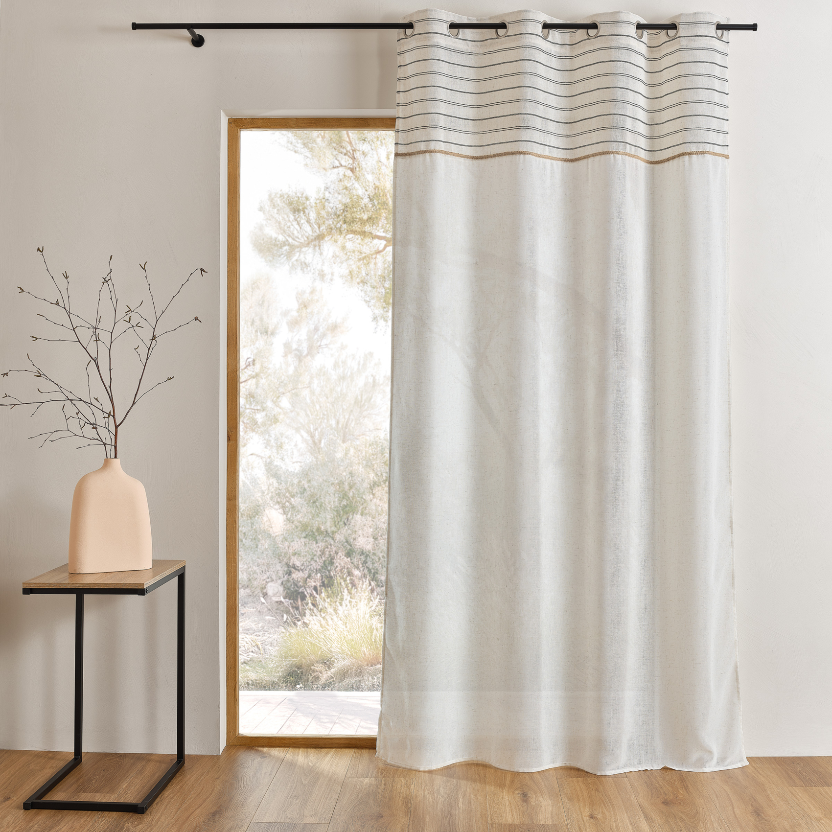 Voilage tamisant à œillets avec parement rayé