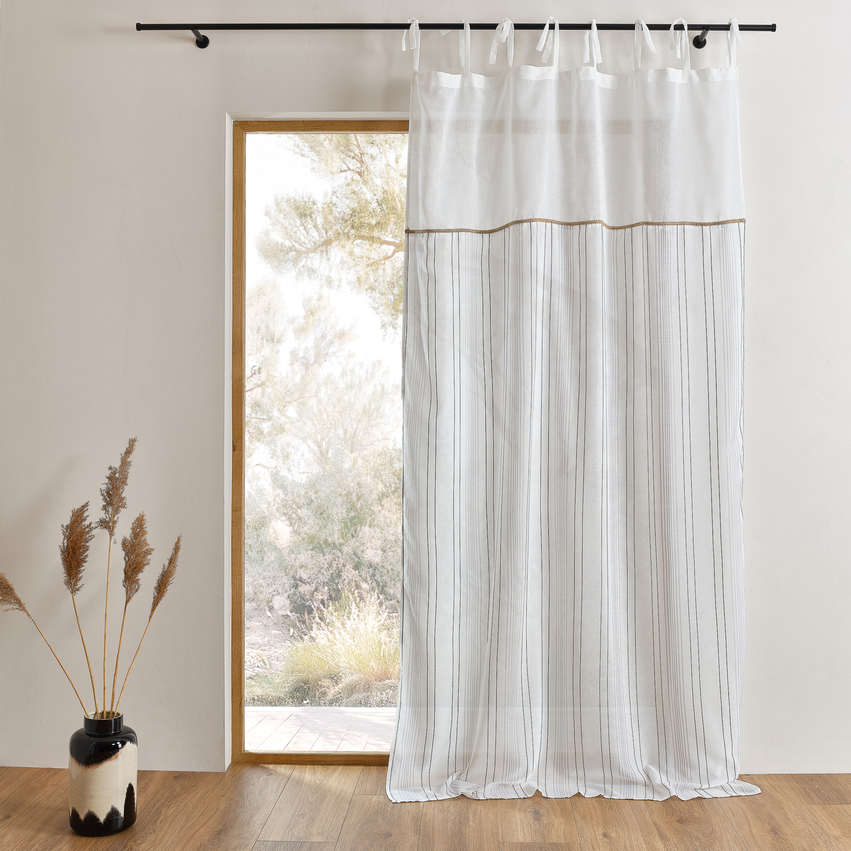 Voilage tamisant à nouettes avec parement et finition jute